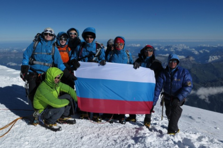 Entrepreneurs will unfurl a Russian flag at the peak of Mount Vinson