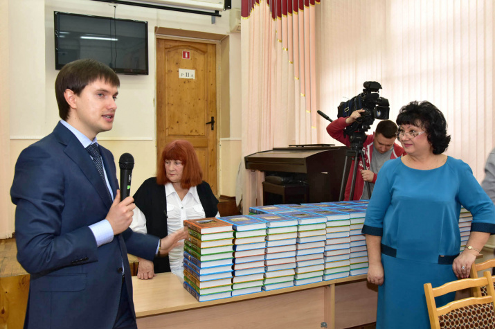 Торжественная церемония передача книг ''Великие русские путешественники''