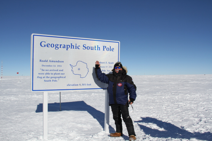 Южный полюс день и ночь. Южный географический полюс. Южный полюс полюс. Географический Южный полюс на Антарктиде. Южный полюс география.