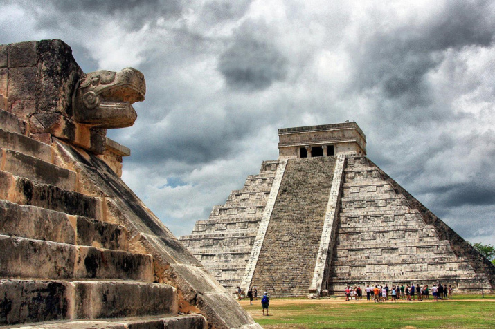 Пирамида Кукулькана в древнем городе майя Чичен-Итца на полуострове Юкатан в Мексике