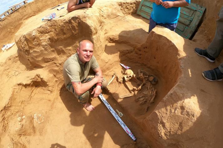 Археолог на раскопках