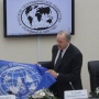 Директор Департамента регионального развития Александр Хацкевич вручает флаг РГО губернатору региона Валерию Радаеву