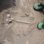 Выход кости из погребения на поверхность кургана. Фото: Евгения Дудинова