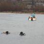 Члены молодежного подводно-исследовательского отряда передвигались на моторной лодке, исследуя дно с помощью эхолота