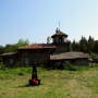 Уцелевшая старинная церковь и памятник героям Великой Отечественной Войны на месте бывшей д.Комса. Фото предоставлено заповедником "Центральносибирский"