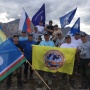 Участники экспедиции на фоне памятного знака. Фото: Михаил Другов