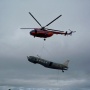 Транспортировка С-47 "Дуглас" на внешней подвеске вертолета Ми-8. Фото предоставлено участниками экспедиции