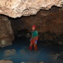 Руководитель экспедиции Геннадий Самохин в одной из пещер Чеченских гор (Фото Бирюков М., Макрушин Л.)