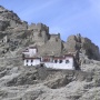 Здание перед входом в пещеру Рэйчунбы (1084-1161), ученика Миларэйбы. Центральный Тибет