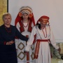 Жарикова Надежда Николаевна рассказывает участникам встречи о особенностях национальных костюмов (мокшанский справа, эрзянский слева)