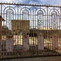 Внешний вид фабрики златокузнецов за ее закрытыми воротами. Фото: Макензи Холланд