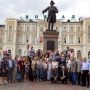 Участники VIII Международного симпозиума "Степи Северной Евразии" у памятника П.И. Рычкову