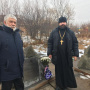 Николай Спижевой и иеромонах Иннокентий (Митин) на открытии памятного знака адмиралу Лазареву