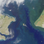 Вид на Берингов пролив со спутника. Слева - мыс Дежнёва. Фото с сайта wikipedia.org