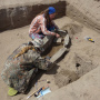 Археологи отмечают места, где были найдены металлические предметы. Фото: Анна Никольская