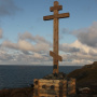 Крест, установленный на месте часовни, освященной в честь Архангела Гавриила, построенной в 1876 г. в память о погибших в 1872 г. моряках со шхуны "Самоед". Фото: Никита Кузнецов