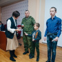 Т.И. Герасименко вручает призы победителям викторины в ОГУ. Фото: Пресс-центр ОГУ