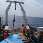 Подъем колонкового гравитационного пробоотборника с керном осадочных отложений на борт судна
