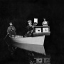 Джордж Ширас и его ассистент Джон Хаммер на борту их оборудованного импровизированной вспышкой. Озеро Вайтфиш, Мичиган, 1893. Фото с сайта rosphoto.com