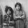 вики Две девочки Цакотна и Нацанитна с украшениями в носу, побережье р.Коппер, Аляска. 1903 год. Источник: wikipedia.org