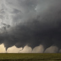 Коллаж из восьми снимков формирующегося торнадо. Штат Канзас, США. Фото: Jason Weingart, с сайта wikipedia.org