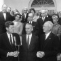 Джон Кеннеди вручает Золотую медаль Национального географического общества США Жаку-Иву Кусто. 1961 год. Фото: Abbie Rowe. White House Photographs. С сайта wikipedia.org