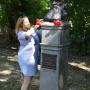 Действительный член РГО, учитель географии Ирина Назаренко возлагает цветы к бюсту П. П. Семёнова-Тян-Шанского