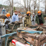 Волонтеры с артефактами. Фото: Вадим Осипов