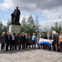 Участники Форума у памятника В. М. Головнину в Старожилово