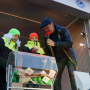 Андрей Рожков, участник «Шоу Уральские пельмени» вместе со школьниками разыгрывают призы