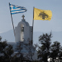 Греческий и византийский флаги над часовней в городе Наксос. Фото: РИА Новости/Иван Секретарёв