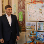 Валерий Фальков на выставке детских работ, посвященных России. Фото: Центр РГО во Франции 