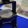 Гашение почтовой марки, выпущенной в честь 350-летия со дня рождения первого российского императора Петра I. Фото пресс-службы УФПС Липецкой области