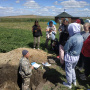 Практиканты изучают почву. Фото Дмитрия Грудинина 