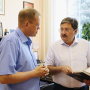 Председатель УОО РГО Дмитрий Травкин (слева) и ректор УлГУ Борис Костишко (справа). Фото пресс-центра УлГУ.