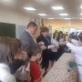 Гости и участники фестиваля на одном из выставочных стендов. Фото Геннадия Самохина