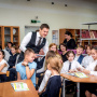 Дети с удовольствием рассматривают книгу. Фото: Юлия Исковских