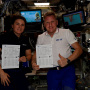Космонавты Анна Кикина и Сергей Прокопьев довольны тем, как ответили на вопросы Геодиктанта. Фото: Роскосмос