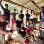 Участники экспедиции РГО общаются с местными жителями. Фото: Леонид Круглов
