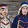 Девушка и юноша эвенки в национальных костюмах из села село Алла. Фото: Владимир Горбатовский