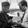 Леонид Дерибин рассказывает американскому журналисту о профессии лётчика. Фото из семейного архива Дерибиных
