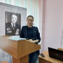 Руководитель Молодежного клуба "Маттур" Елена Никитина зачитывает задания конкурсантам. Фото из архива ЧувРО РГО