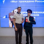 Вручение паспорта. Фото: Штаб общественной поддержки Оренбургской области