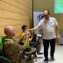 Заместитель председателя ДРО РГО Амиль Саркаров вручает приз за правильный ответ. Фото предоставлено ГПЗ "Дагестанский" 