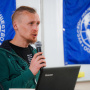 Географический диктант 2024 года в Липецкой области. Куратор научных исследований и экспедиций Департамента экспедиционной деятельности Исполнительной дирекции РГО Роман Моськин. Фото: пресс-центр ЛГПУ имени П.П. Семенова-Тян-Шанского