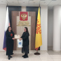 Инна Никонорова вручает благодарность за участие в конкурсе Анастасии Ивановой. Фото: Чувашское республиканское отделение РГО