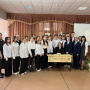 Учащиеся Гимназии №1 г. Бугуруслан с партой открытий РГО. Фото: Олеся Деревяшкина