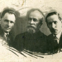 Слева направо: В.К. Арсеньев, С.И. Яковлев, Трофим Михайлович Борисов. Владивосток. АОИАК. Ф. 14. Оп. 4. Д. 38.