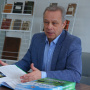 Ректор ЧГУ Андрей Александров представляет Экологический атлас Чувашской Республики. Фото: Чувашское республиканское отделение РГО