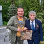 Валерий Сушков вручает Евгению Черняеву сертификат Почетного члена Международного морского клуба «Мореплаватель» на II Всероссийском фестивале «Русский путешественник» имени Н.Н. Муравьева-Карского в г. Задонске, Липецкой области